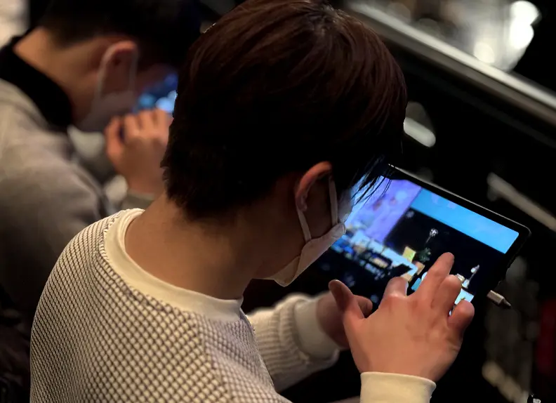 タブレット操作中の写真